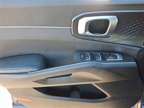 Used 2025 Kia Sorento S w/ Panoramic Sunroof Package image 13