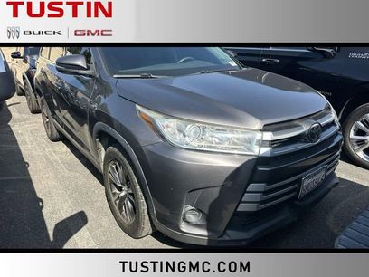 Used 2019 Toyota Highlander LE w/ Carpet Mat Package (TMS)