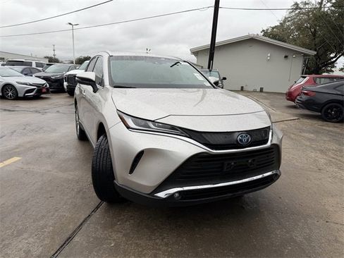 Used 2024 Toyota Venza XLE image 3