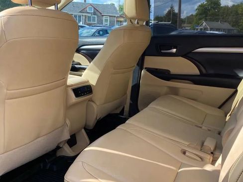 Used 2019 Toyota Highlander XLE image 26