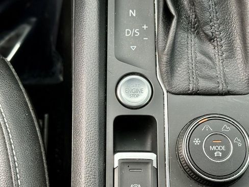 Used 2020 Volkswagen Atlas Cross Sport SEL image 32