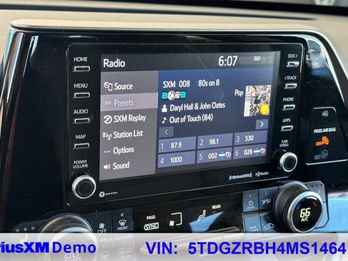 Used 2021 Toyota Highlander XLE AWD/4WD image 34