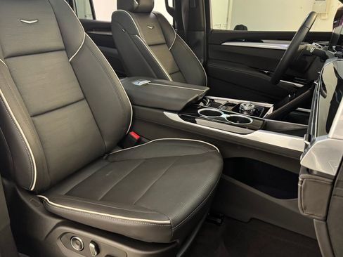 Certified 2025 Cadillac Escalade ESV Sport image 28