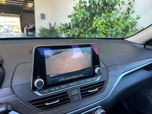 Used 2025 Nissan Altima 2.5 SV FWD image 24