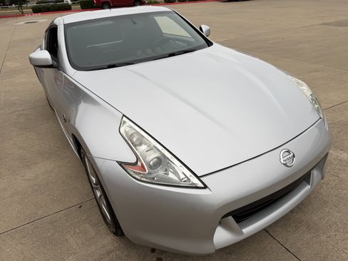 Used 2011 Nissan 370Z Coupe image 2