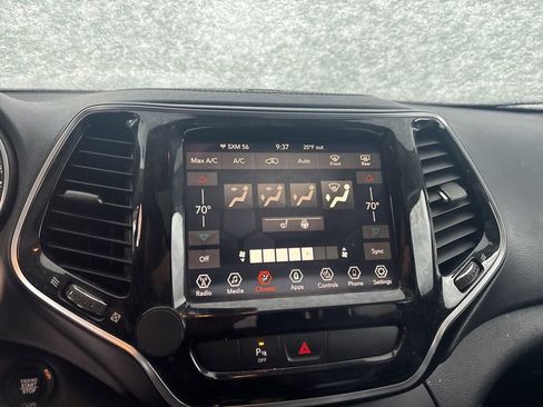 Used 2019 Jeep Cherokee Limited image 11