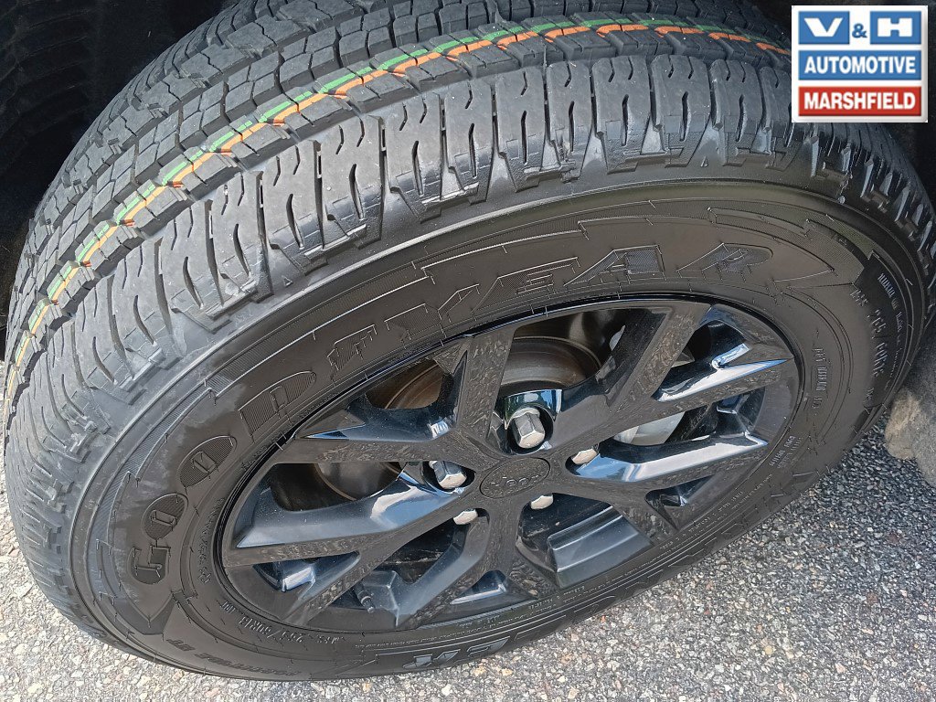 Used 2024 Jeep Grand Cherokee Altitude AWD/4WD image 18