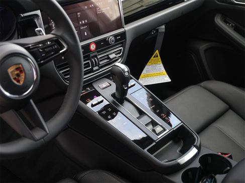 Certified 2025 Porsche Macan image 13