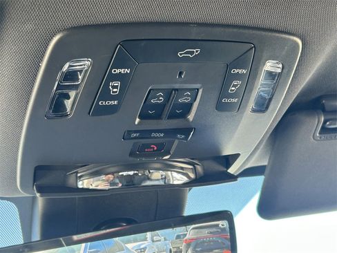 Used 2022 Toyota Sienna Limited image 20