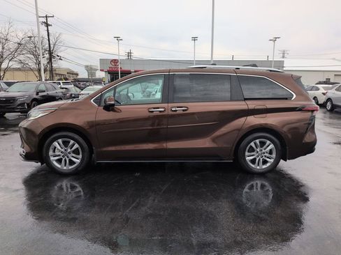 Used 2024 Toyota Sienna Limited image 2