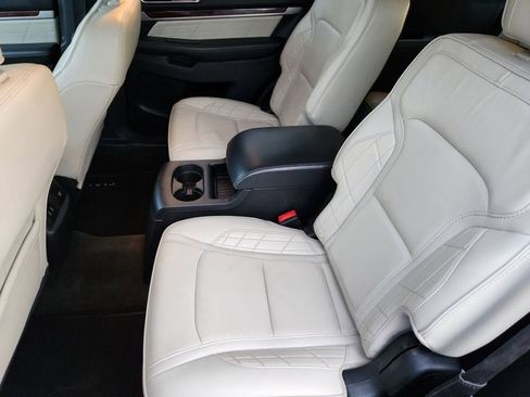 Used 2018 Ford Explorer Platinum image 13