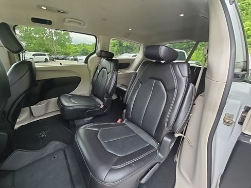 Used 2024 Chrysler Pacifica Touring-L FWD image 15