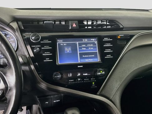 Used 2020 Toyota Camry SE FWD image 18