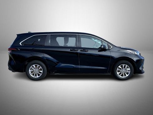 Used 2024 Toyota Sienna LE image 4