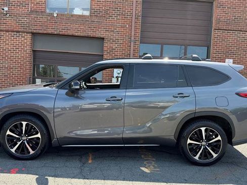 Used 2022 Toyota Highlander XSE FWD image 12