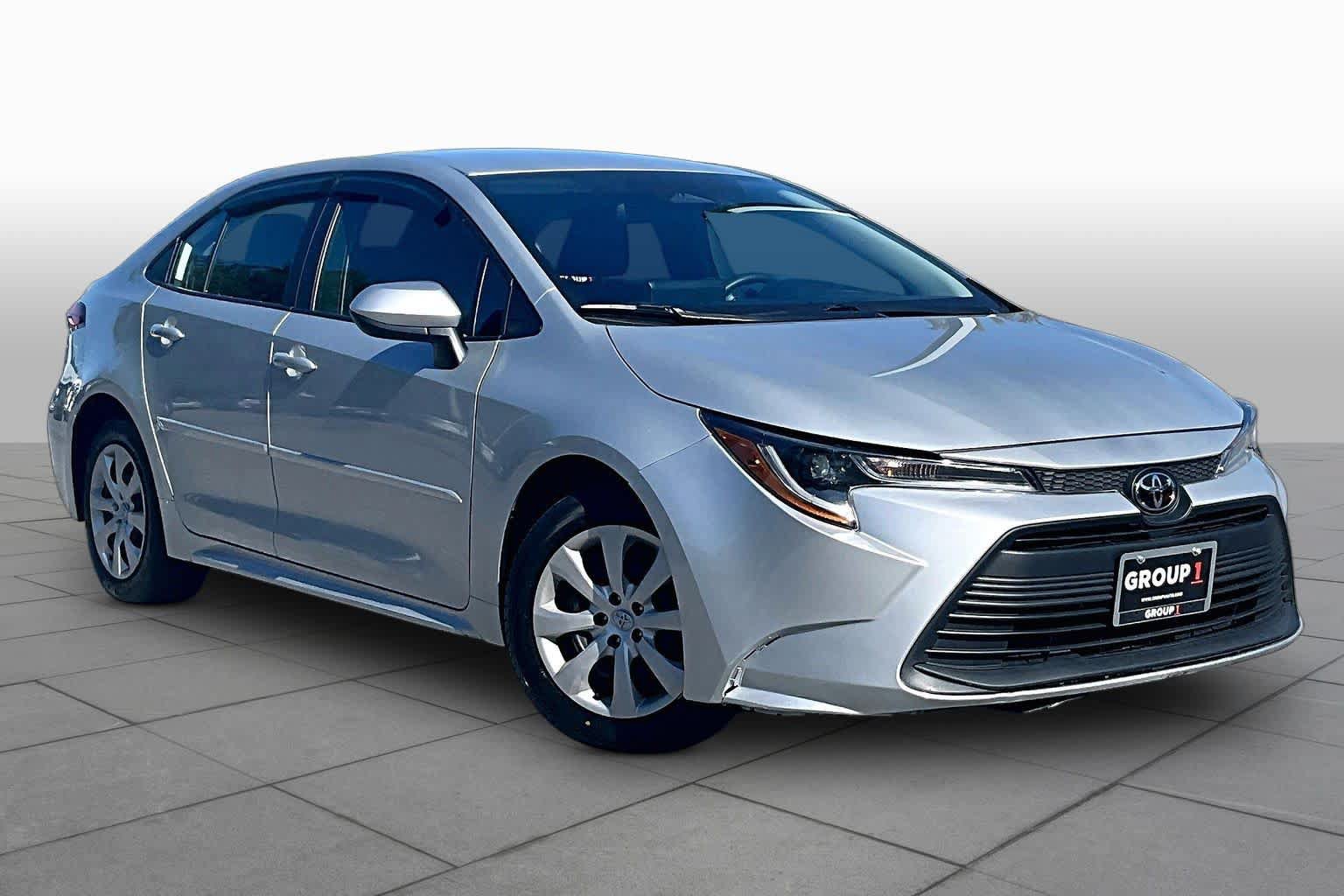Used 2025 Toyota Corolla LE FWD image 3