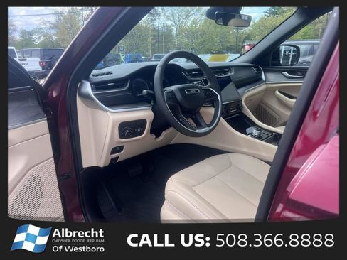 Used 2025 Jeep Grand Cherokee Limited AWD/4WD image 9