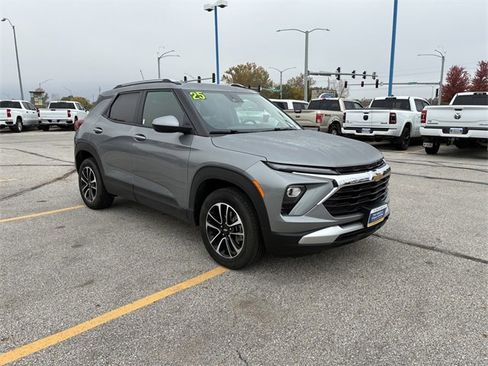 Used 2025 Chevrolet TrailBlazer LT image 2