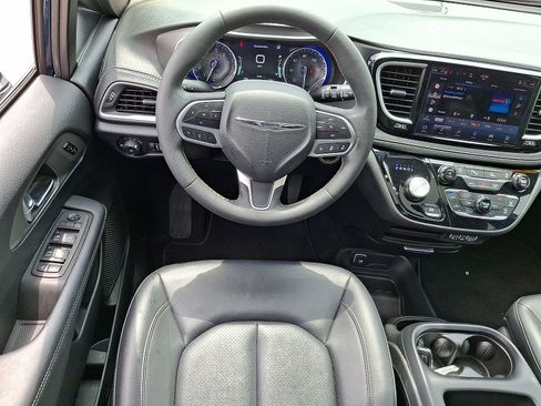 Used 2025 Chrysler Pacifica Select FWD image 21