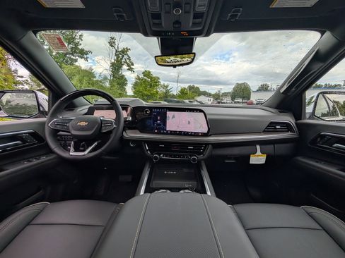New 2025 Chevrolet Suburban Premier image 3