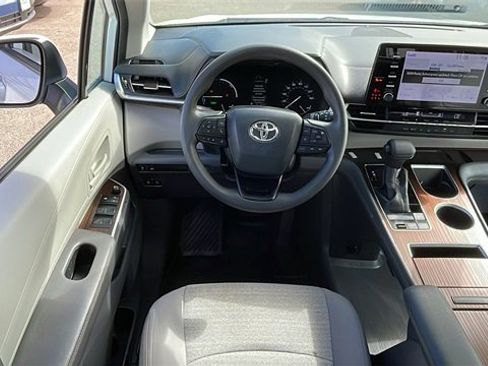 Used 2022 Toyota Sienna LE w/ LE Plus Package image 14