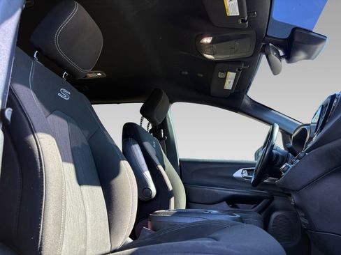 Used 2021 Chrysler Pacifica Touring w/ S Appearance Package image 6