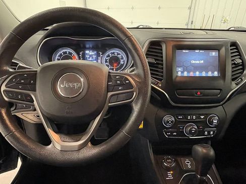 Used 2019 Jeep Cherokee Latitude w/ Popular Appearance Group image 36