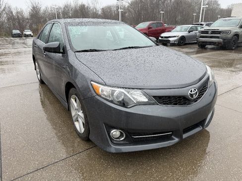 Used 2014 Toyota Camry SE image 2