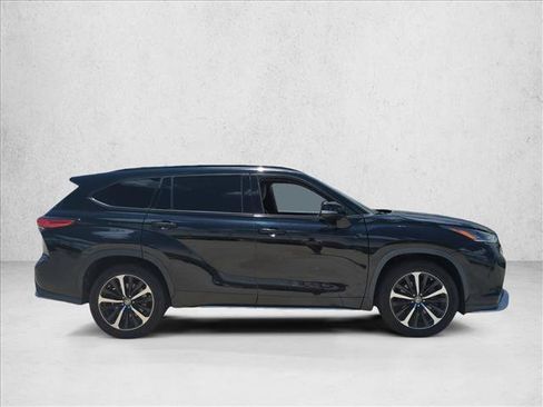 Used 2022 Toyota Highlander XSE FWD image 4