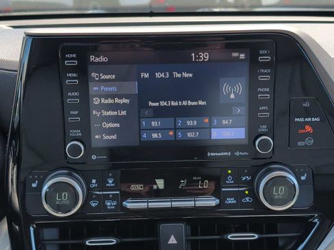 Used 2021 Toyota Highlander XLE image 12