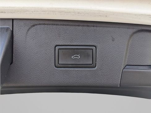 Certified 2022 Volkswagen Atlas SEL R-Line AWD/4WD image 11