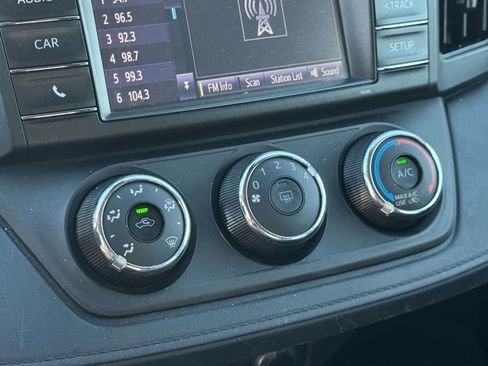 Used 2018 Toyota RAV4 LE FWD image 25