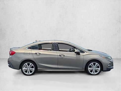Used 2018 Chevrolet Cruze Premier FWD image 4