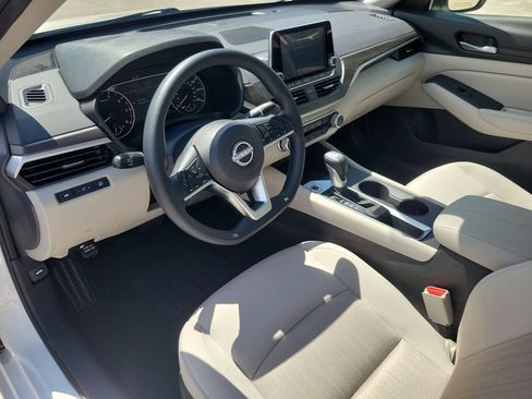 Used 2025 Nissan Altima 2.5 SV FWD image 14