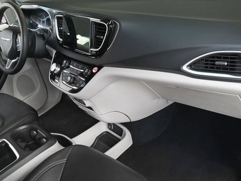 Used 2024 Chrysler Pacifica Touring-L FWD image 13