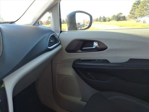 Used 2022 Chrysler Voyager LX image 17