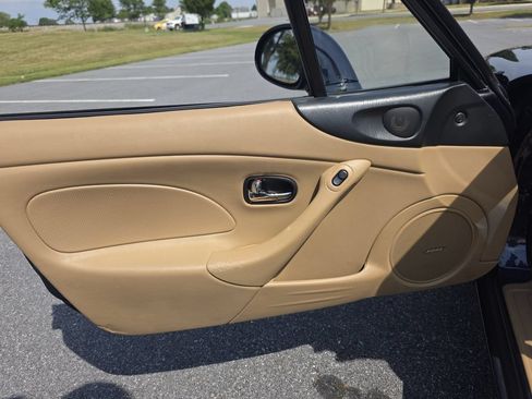 Used 2001 MAZDA MX-5 Miata RWD image 17