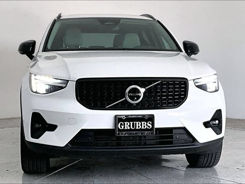 Used 2025 Volvo XC40 B5 Plus AWD/4WD image 3