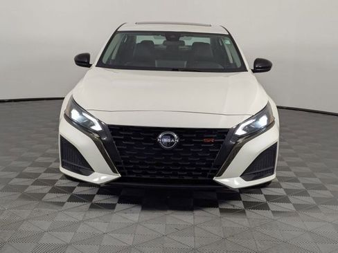 Used 2023 Nissan Altima 2.5 SR w/ SR Premium Package FWD image 3