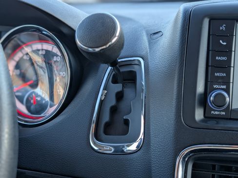 Used 2019 Dodge Grand Caravan SE w/ UConnect Hands-Free Group image 19