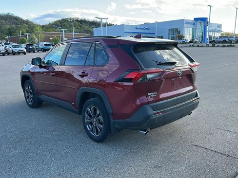 Used 2022 Toyota RAV4 XLE Premium AWD/4WD image 5