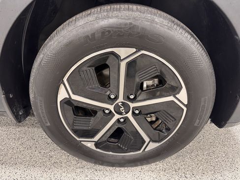 Used 2023 Kia Niro EX image 28