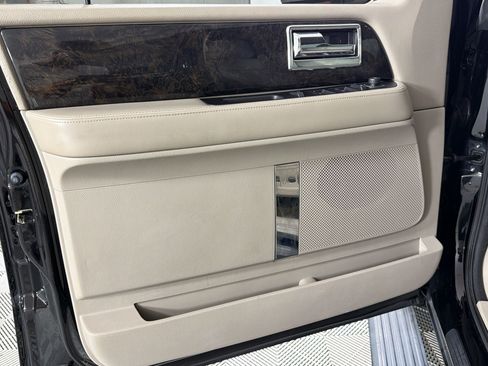 Used 2016 Lincoln Navigator Select RWD image 13