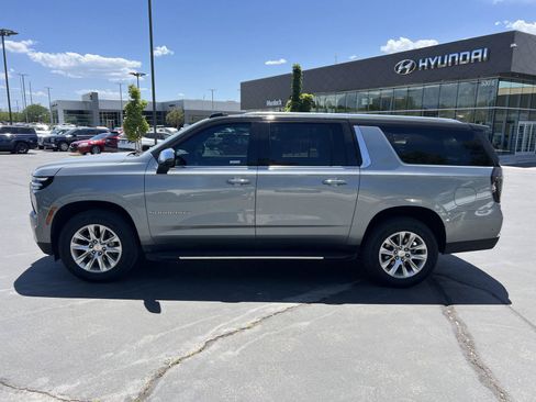 Used 2025 Chevrolet Suburban Premier AWD/4WD image 12