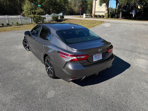 Used 2020 Toyota Camry SE image 4
