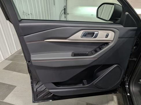 Used 2025 Ford Explorer Active AWD/4WD image 13