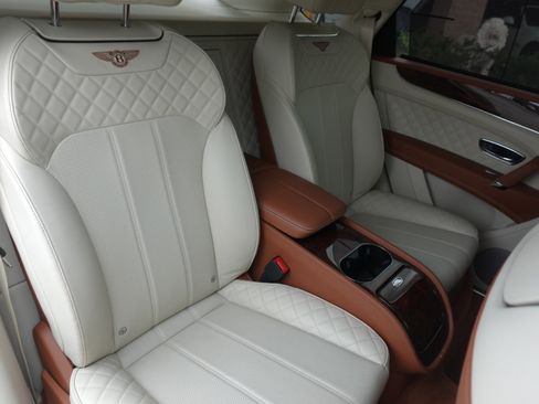 Used 2018 Bentley Bentayga Mulliner image 17