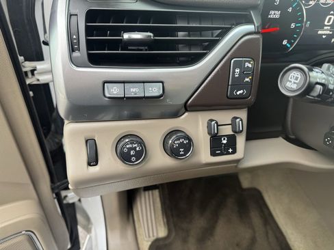 Used 2017 Chevrolet Suburban Premier image 18