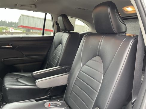 Used 2022 Toyota Highlander XLE AWD/4WD image 15
