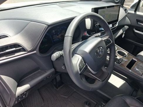 Used 2026 Toyota Sienna Limited AWD/4WD image 3